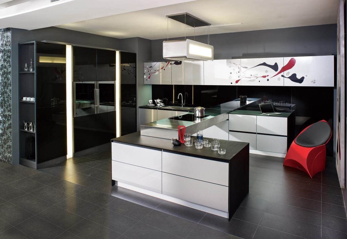 以黑色為基調的「璀璨系列」，結合頂級 Carbon 碳纖維玻璃門板及黑色鋁框兩種可回收環保材質，俐落流暢的線條，讓廚房質感倍增。