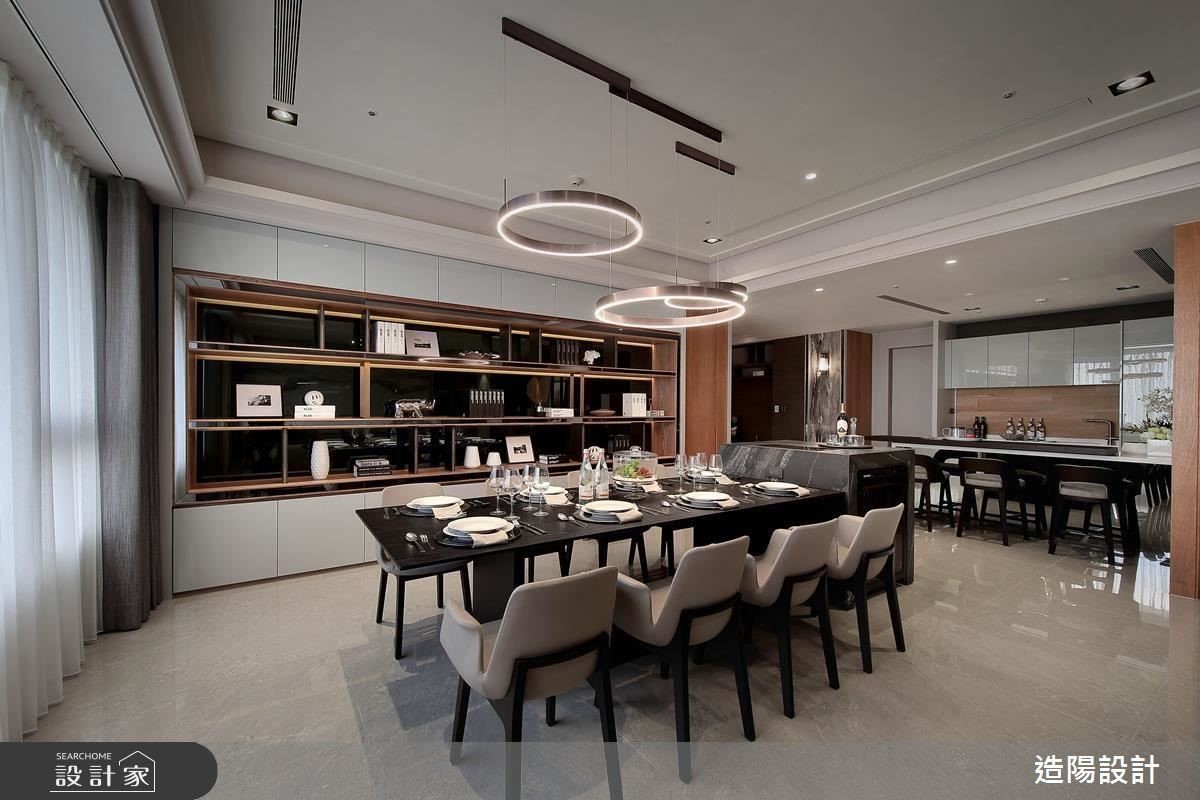 餐廳以複合式餐桌概念合併電陶爐與酒櫃，一旁中島則作為輕食區。