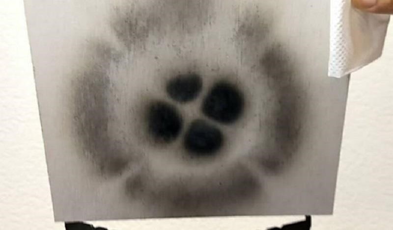 火烤一面才有燒痕