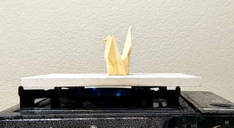 板材表面無受損，上方紙鶴完好如初