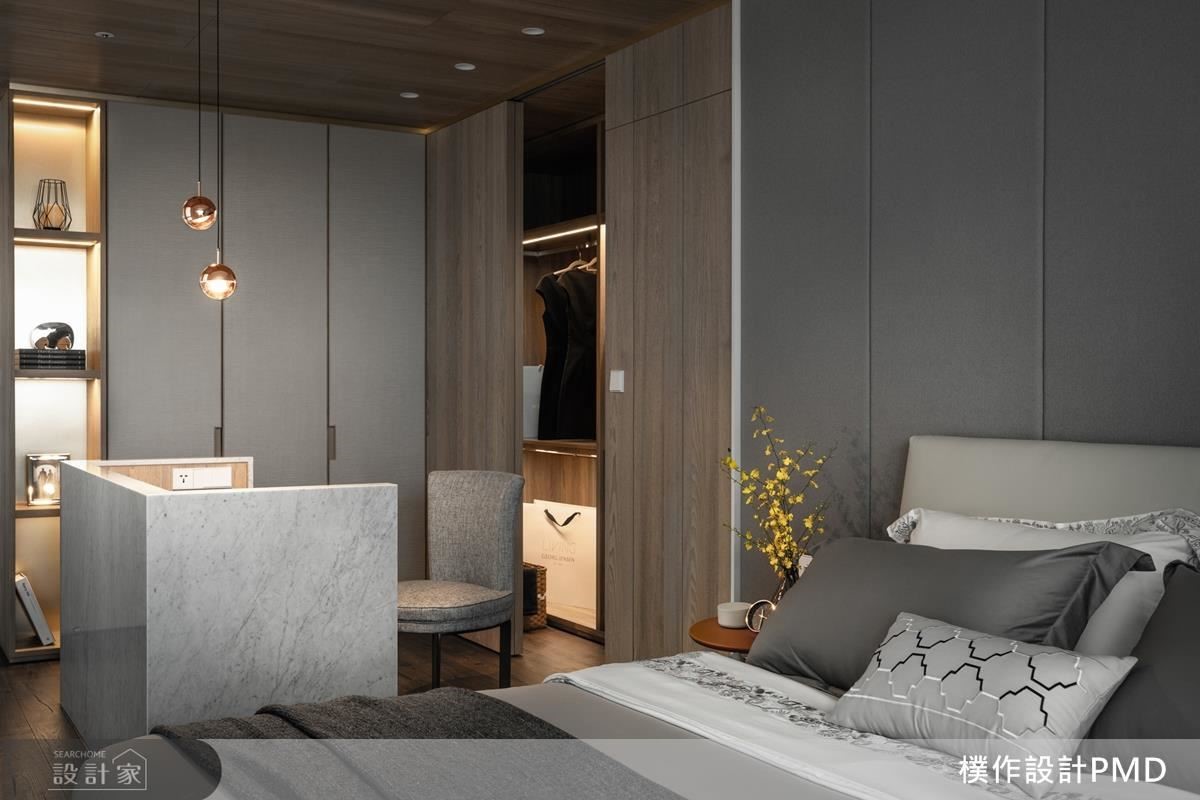 生活機能一次就位的主臥室，衣櫃使用黃銅勾勒收邊，提升臥房內的空間質感。