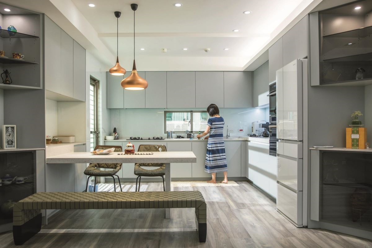 Johnson Hardwood 防水地板舖設在廚房空間，讓料理與烹調後的清潔變得更輕鬆。