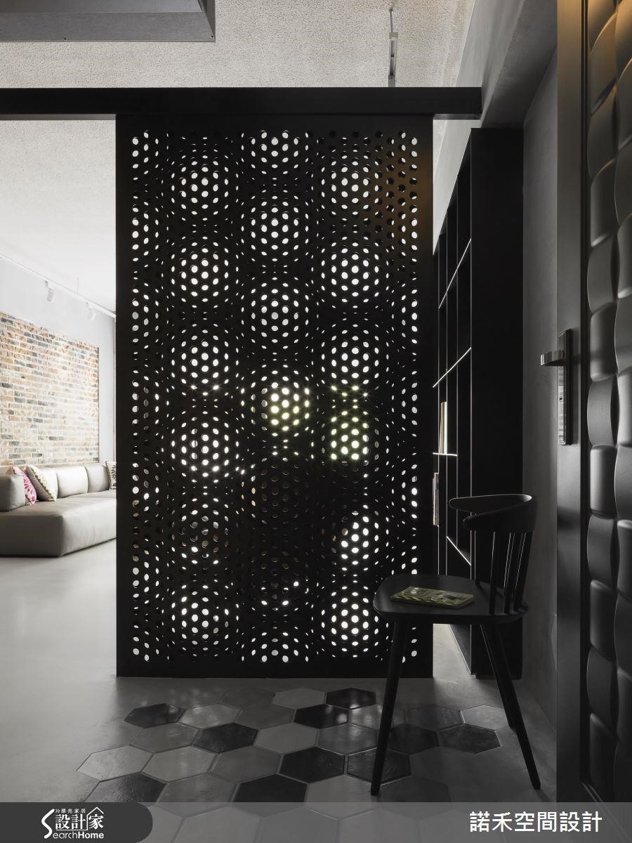 鏤空鐵件屏風和六角磚結合出居家的轉捩點，而上方保留的空隙，讓光線及空氣能夠自由流通。