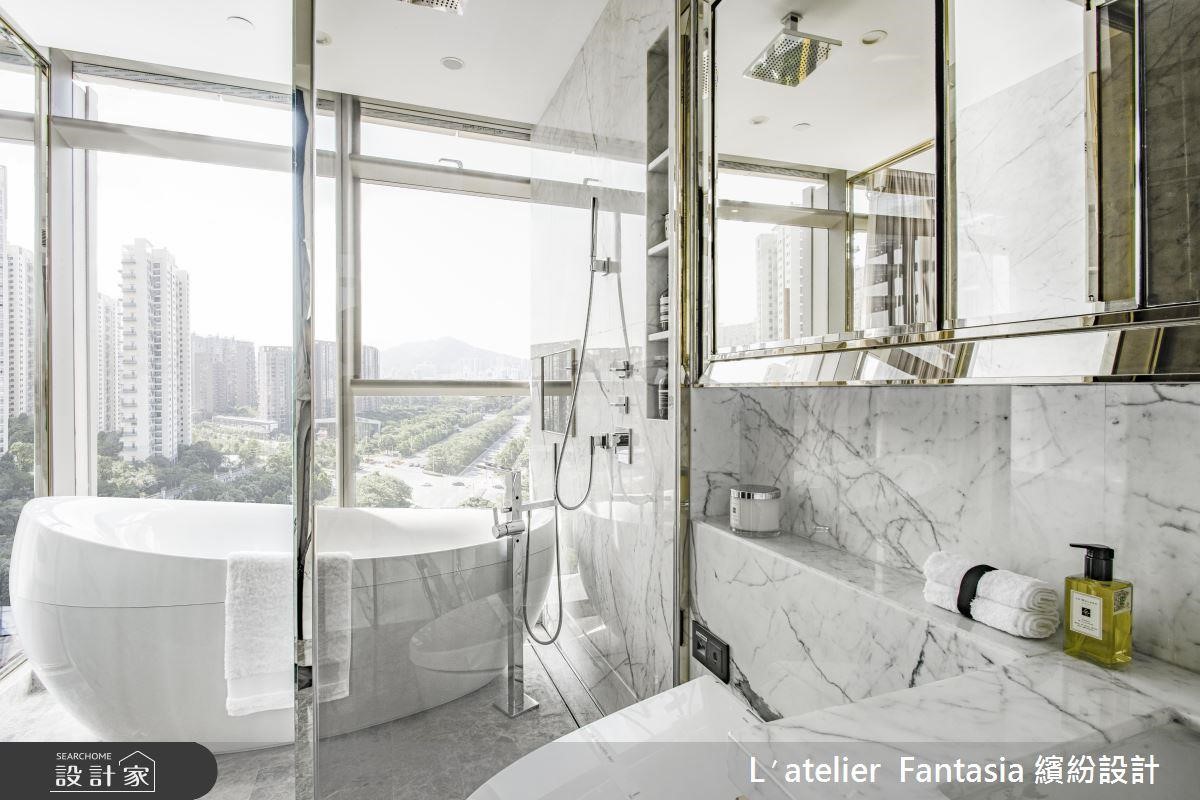 大理石與金屬材質，凸顯獨立浴缸的潔白，而光線是衛浴空間的主角，營造窗明几淨的視覺感受。