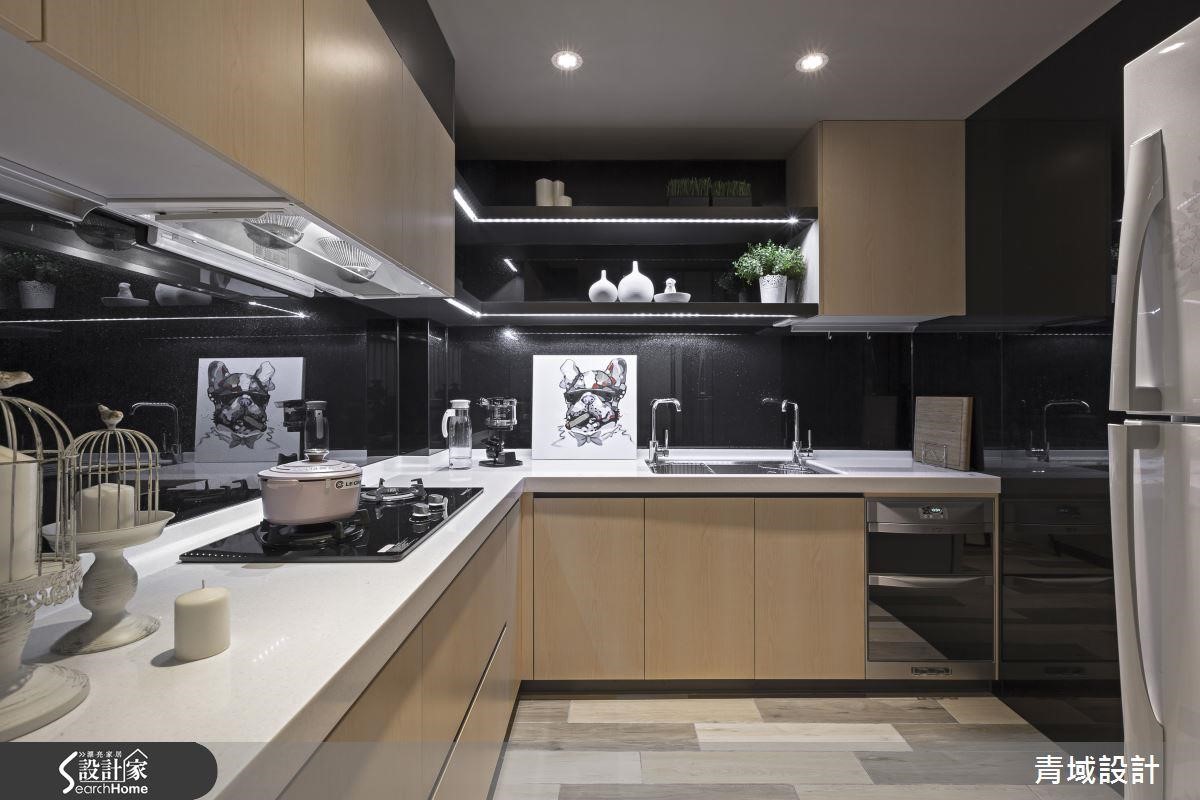 L 型廚房可以分別規劃水槽跟瓦斯爐的位置，而一字型廚房也能利用檯面的高低差，讓兩者有所區隔，又方便烹飪使用。