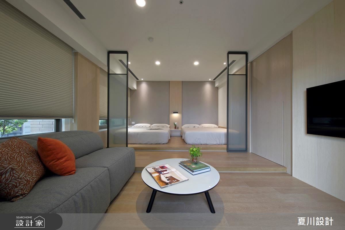 主臥兩側的屏風設計，讓小客廳與睡眠區有所區隔。