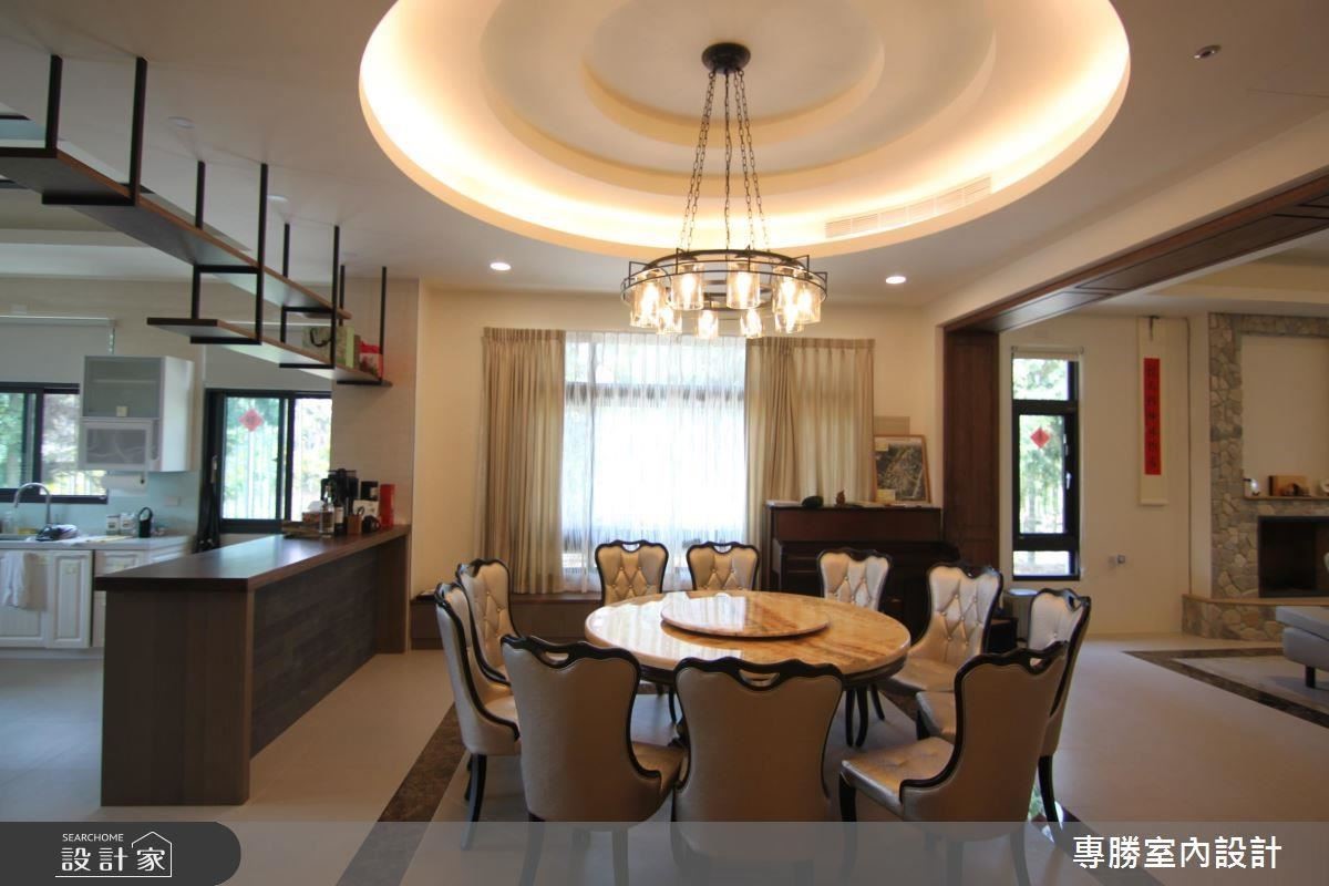 餐廳以多層次同心圓天花，與圓桌相呼應，營造圓融家庭氛圍。