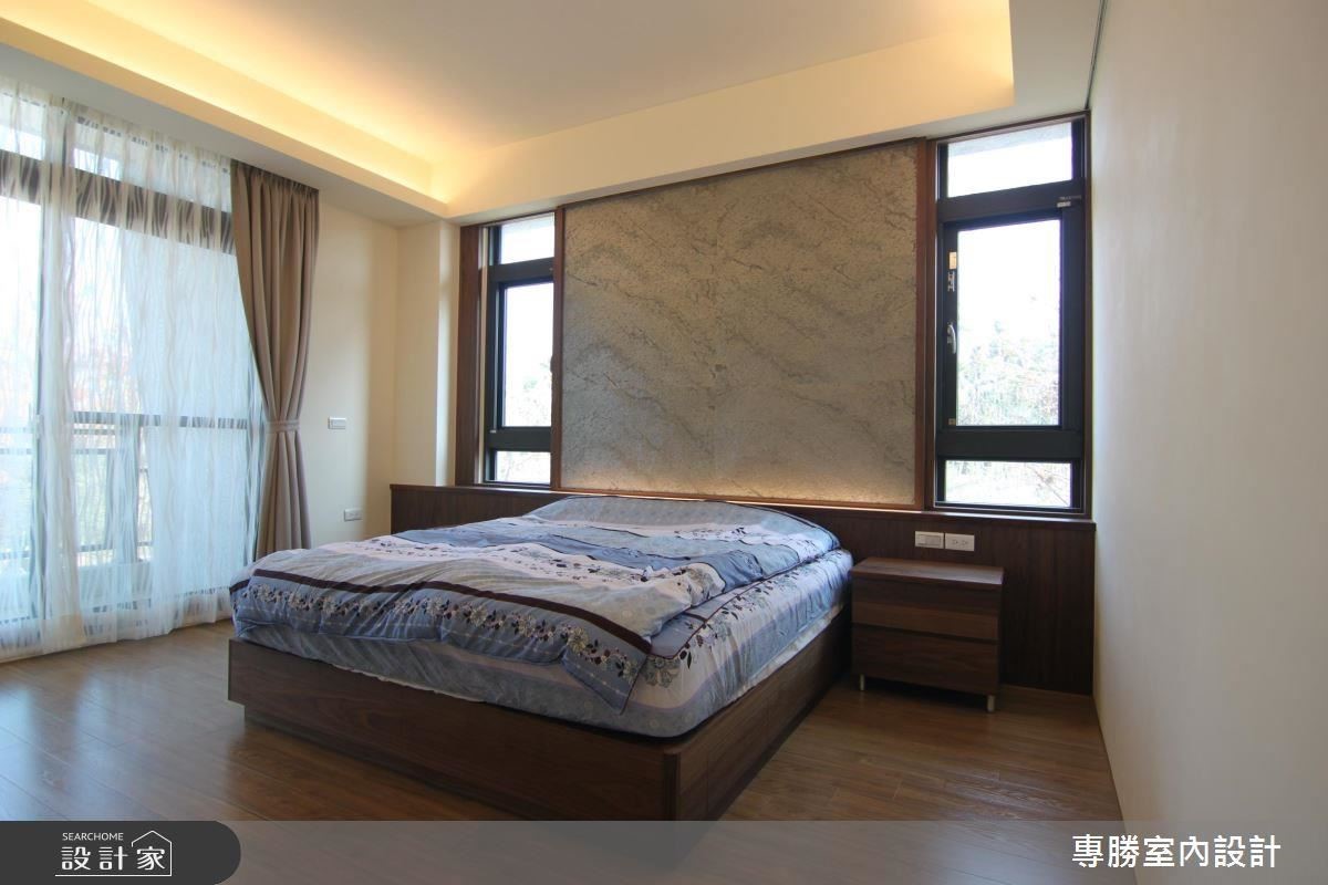 主臥床頭以天然石皮引入自然氣息。