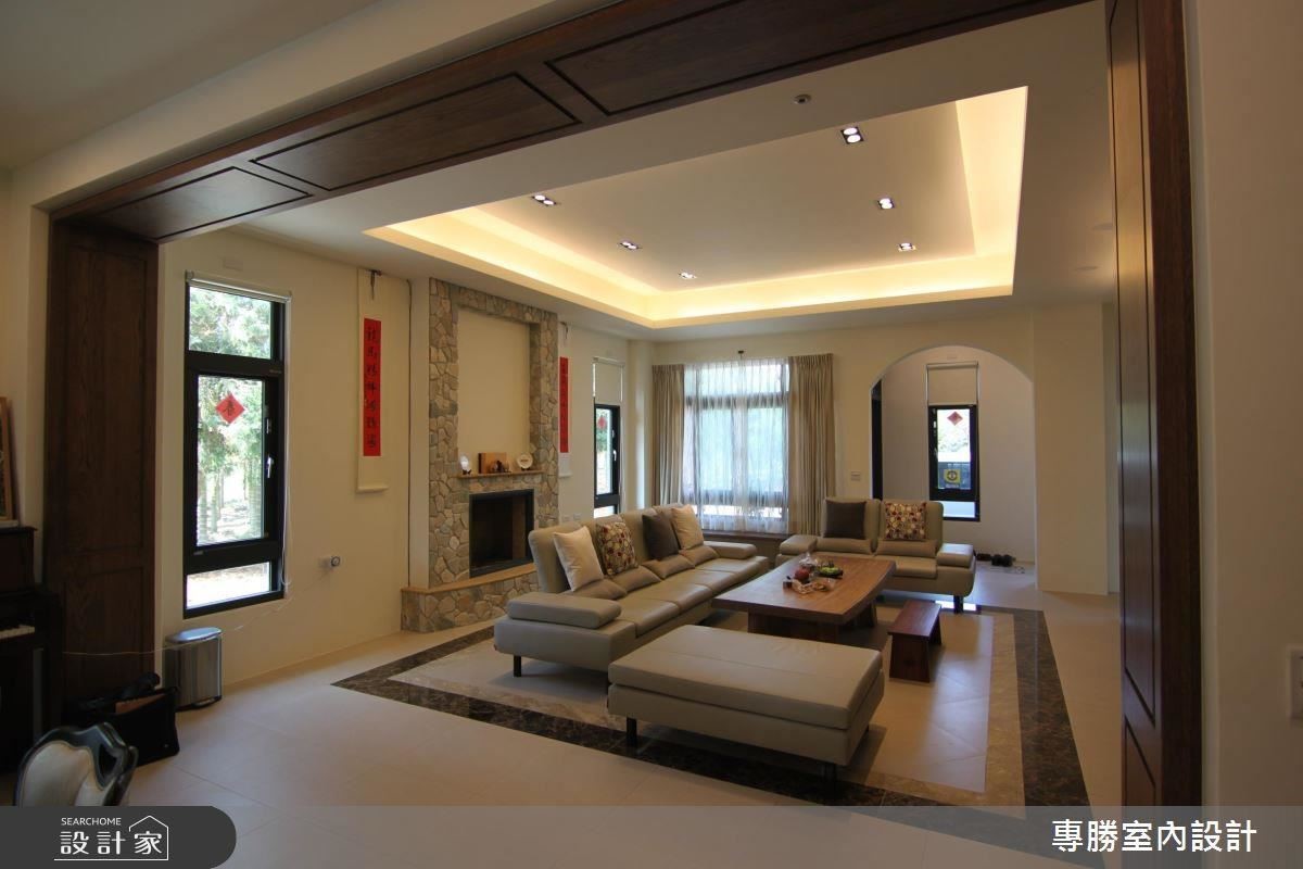 開放式公領域中以木質ㄇ型框作為空間界定。