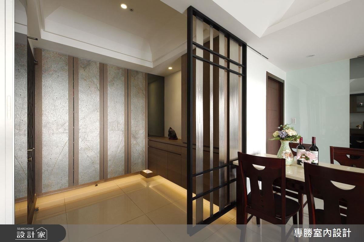 玄關以懸空櫃體與屏風，創造輕盈休閒感。