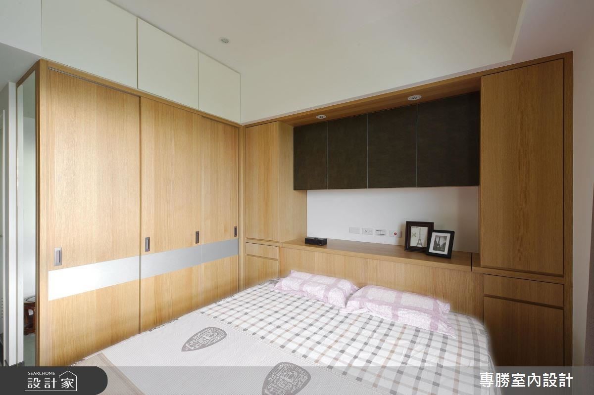 大面木皮櫃體搭配皮革材質，豐富視覺感受。