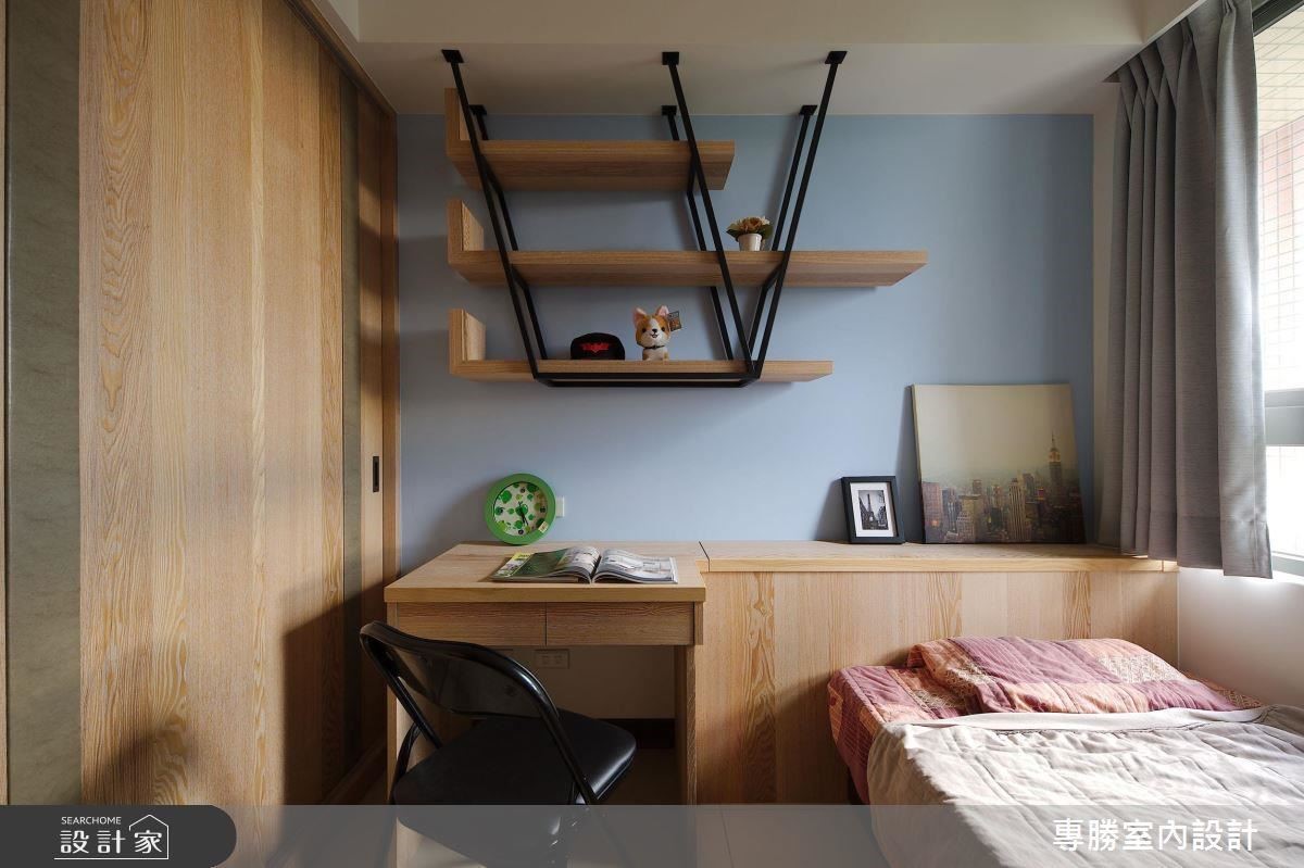 跳色藍色牆面，增添放鬆心情。