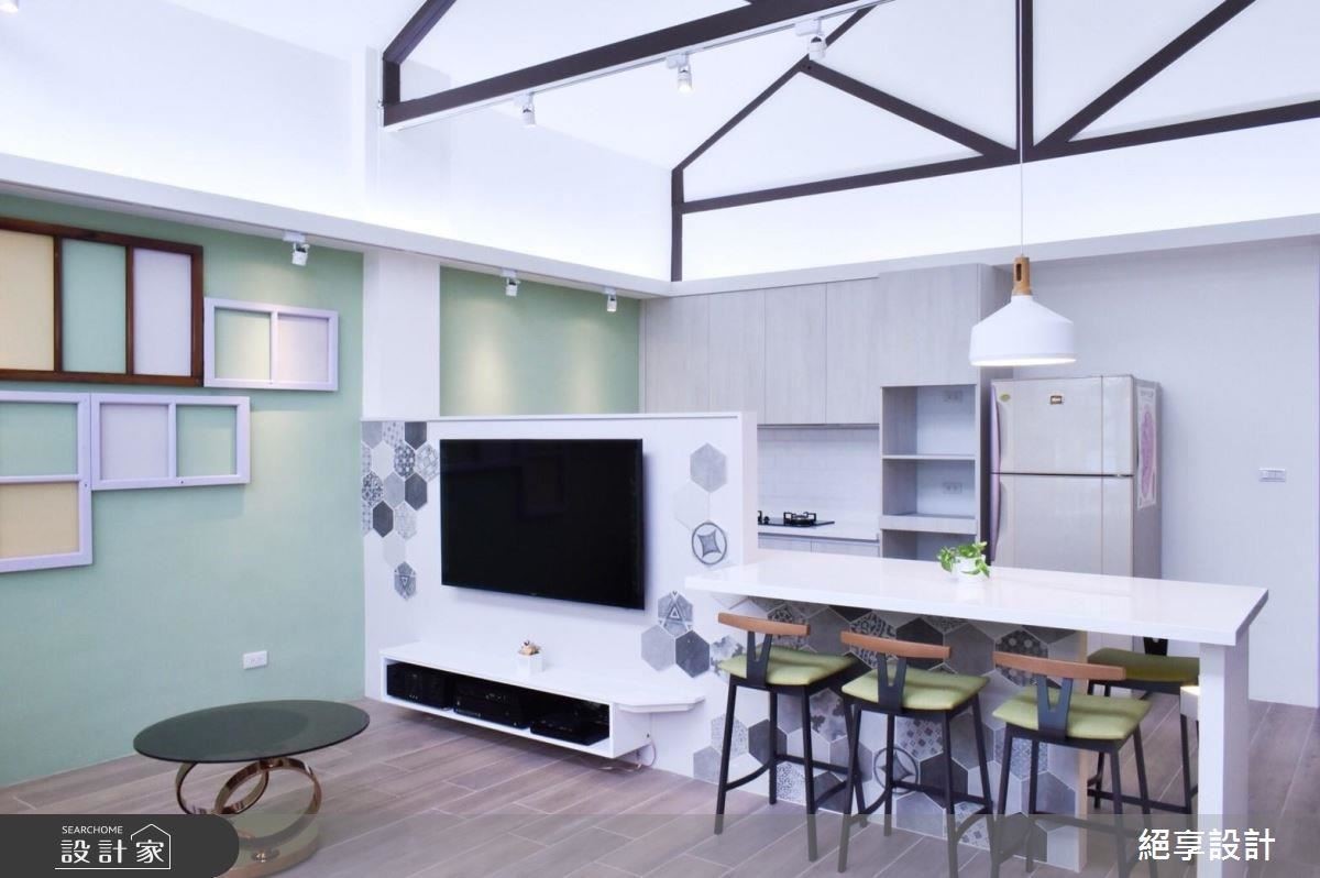 區隔客廳與廚房的長型中島提供家人們溫馨團圓的空間。