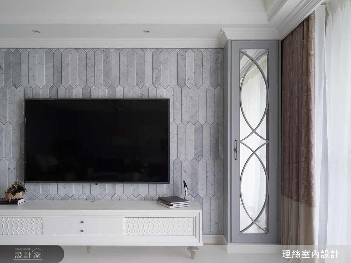 電視牆面以石材做幾何分割，創造獨有空間韻味。