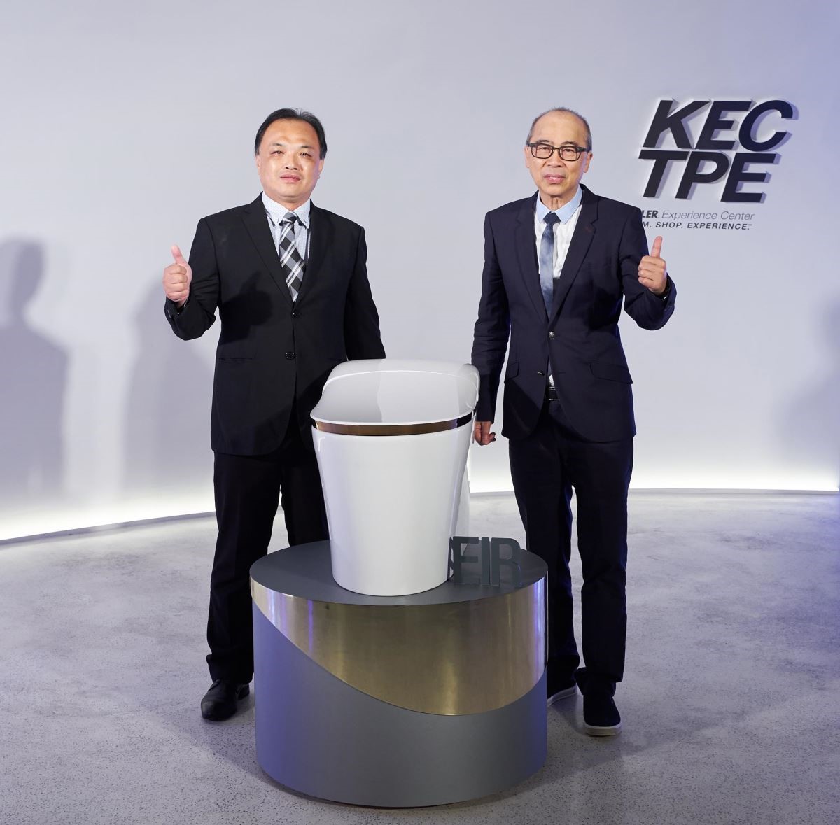 KOHLER 廚衛集團東北亞業務總監譚寶強先生（右）與 KOHLER Taiwan 副總監李順生先生，共同為全新智能馬桶 EIR 揭幕。