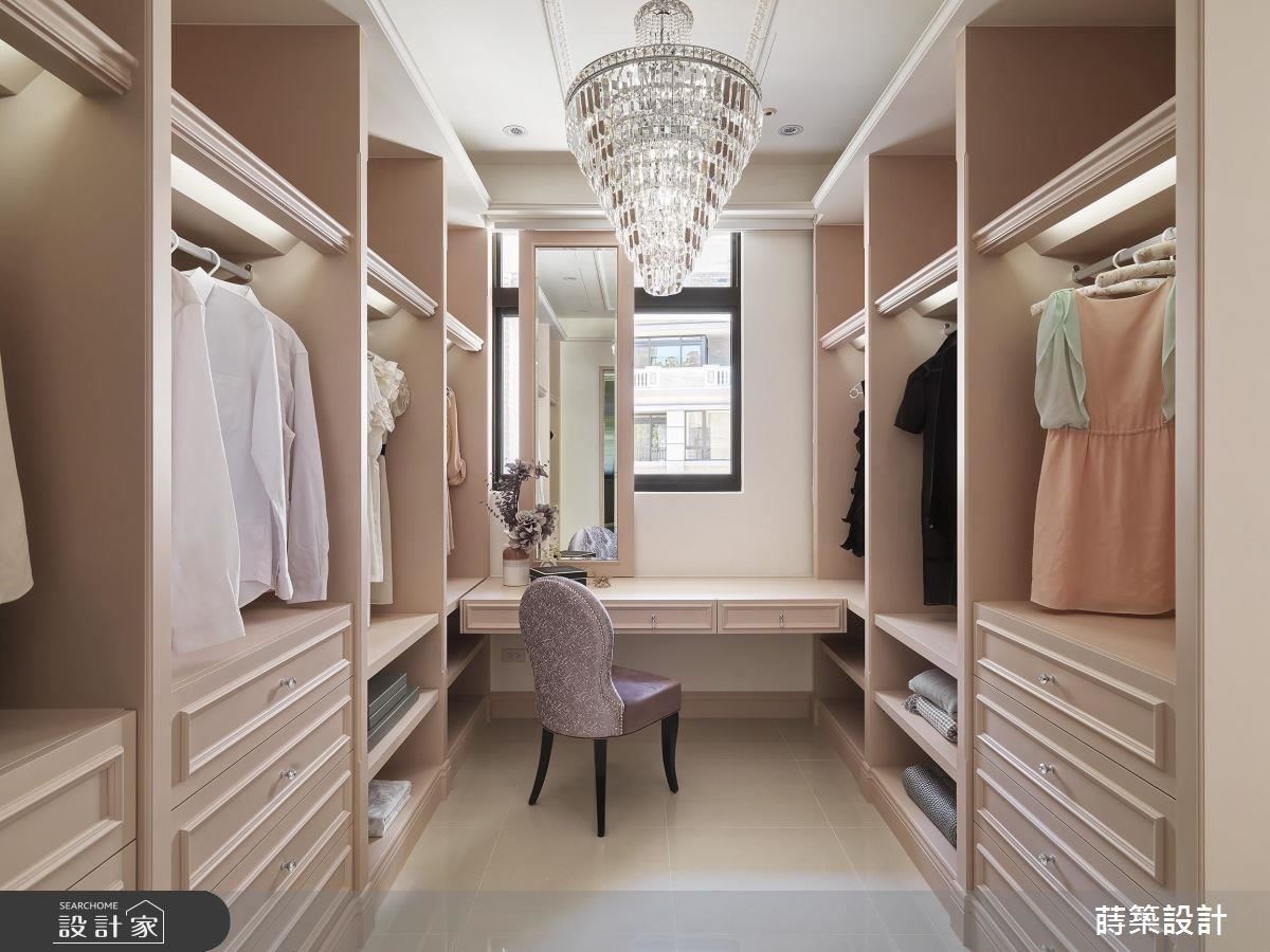 更衣室在水晶燈的妝點下，使空間的奢華之美更為別致。