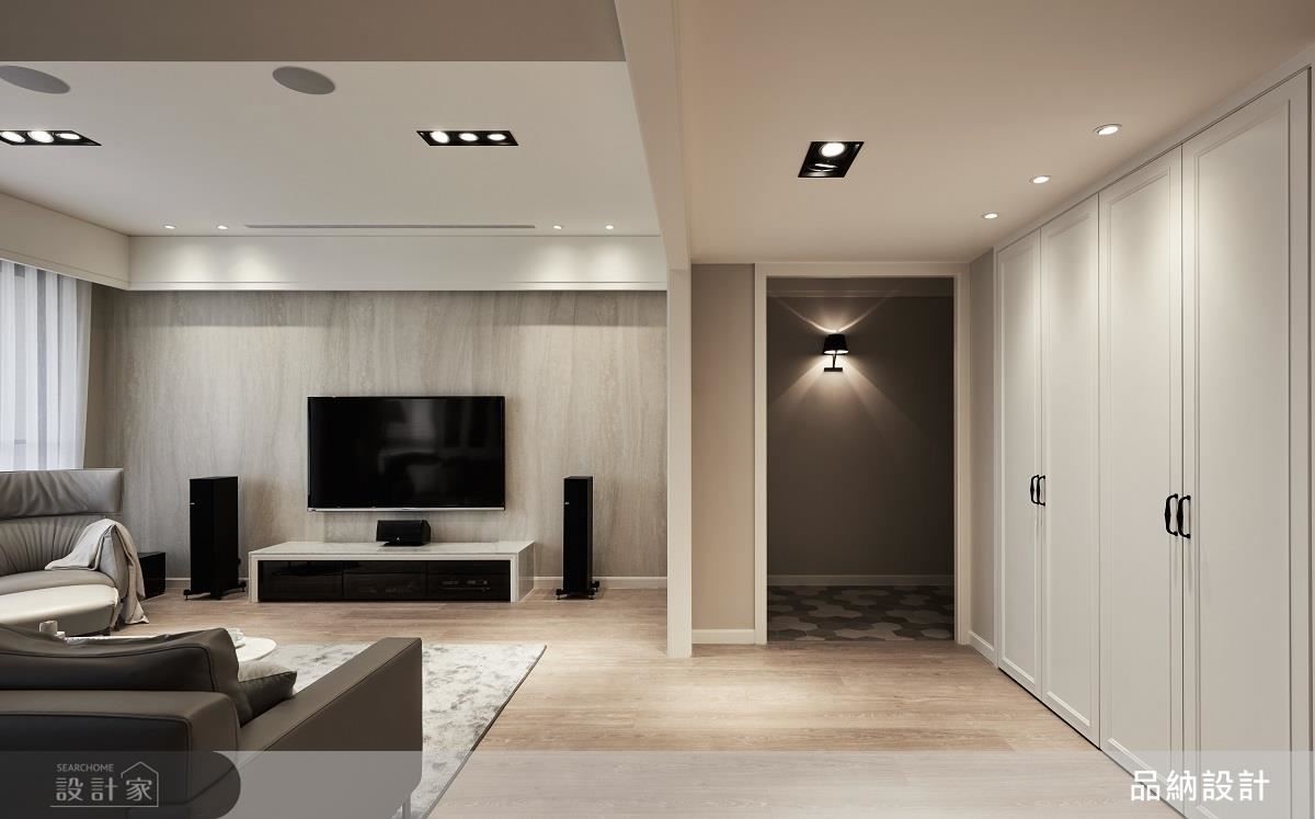 運用大量的木質元素及藤色壁面，調和出溫暖舒適的生活空間。