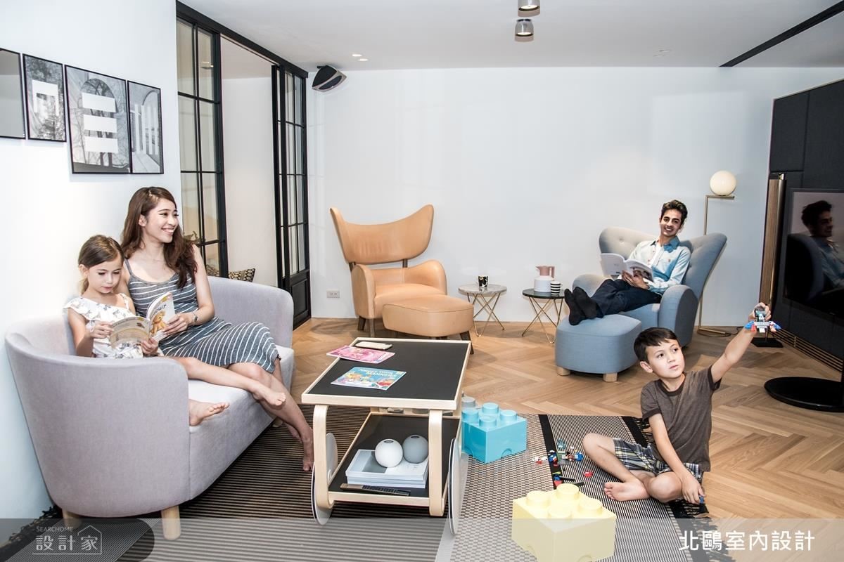 客廳利用簡單質感家飾搭配淺色木地板，一家人緊密的情感成為最有溫度的設計。(人物攝影_Erica Peng)