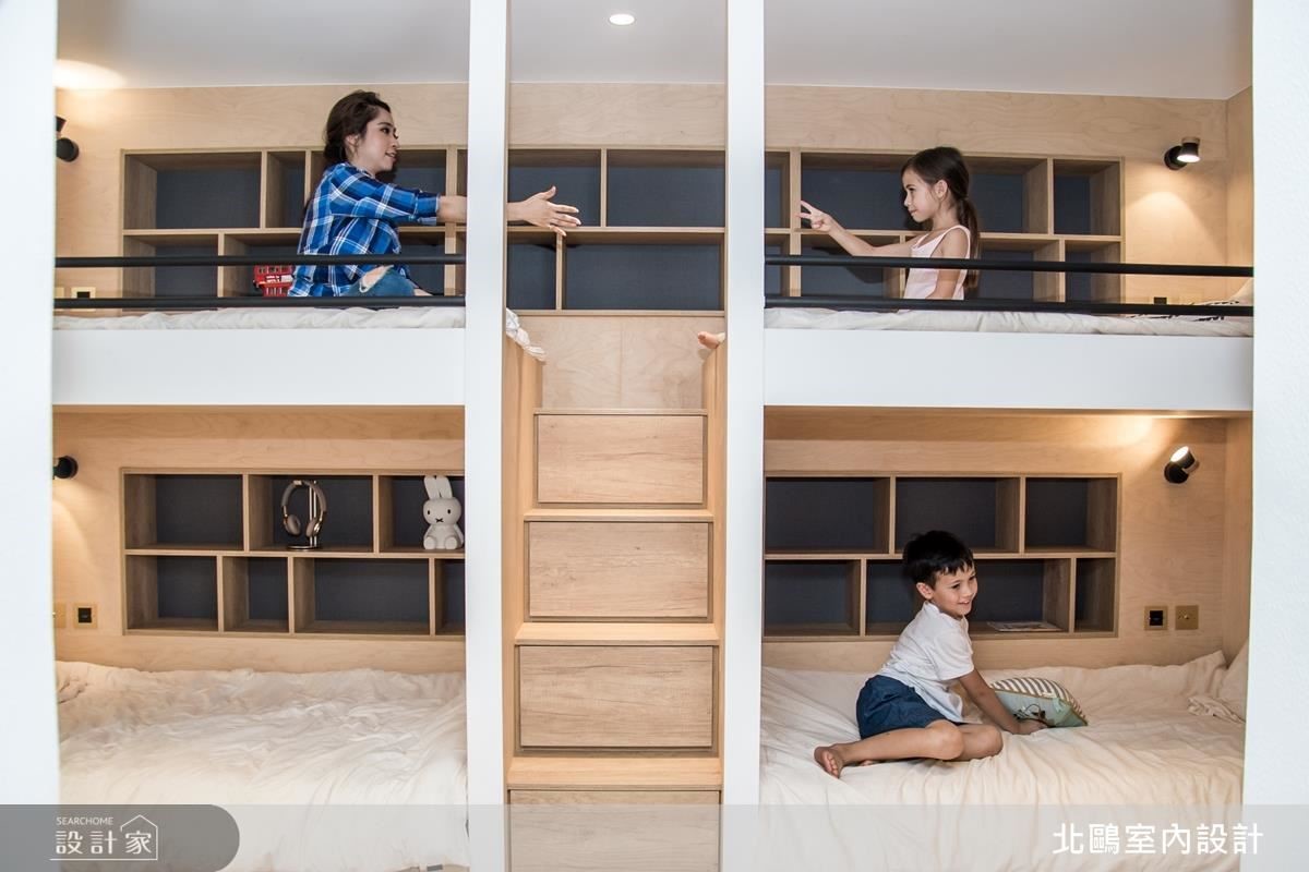 臥室以質樸木作搭建的上下雙層臥鋪設計，為一家人創造一個私密互動的遊戲空間。(人物攝影_Erica Peng)