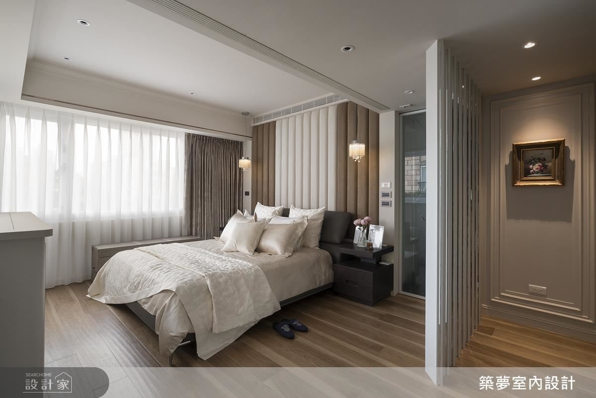 主臥床頭背牆以米色繃布設計，營造溫馨舒適睡眠感。
