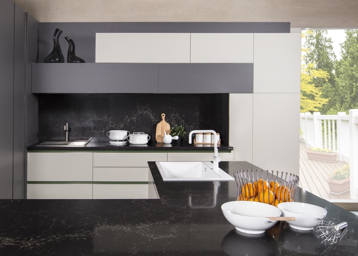 黑、白、灰的協調色彩，石材、超細滑板材的混搭，創造與眾不同的空間風格。