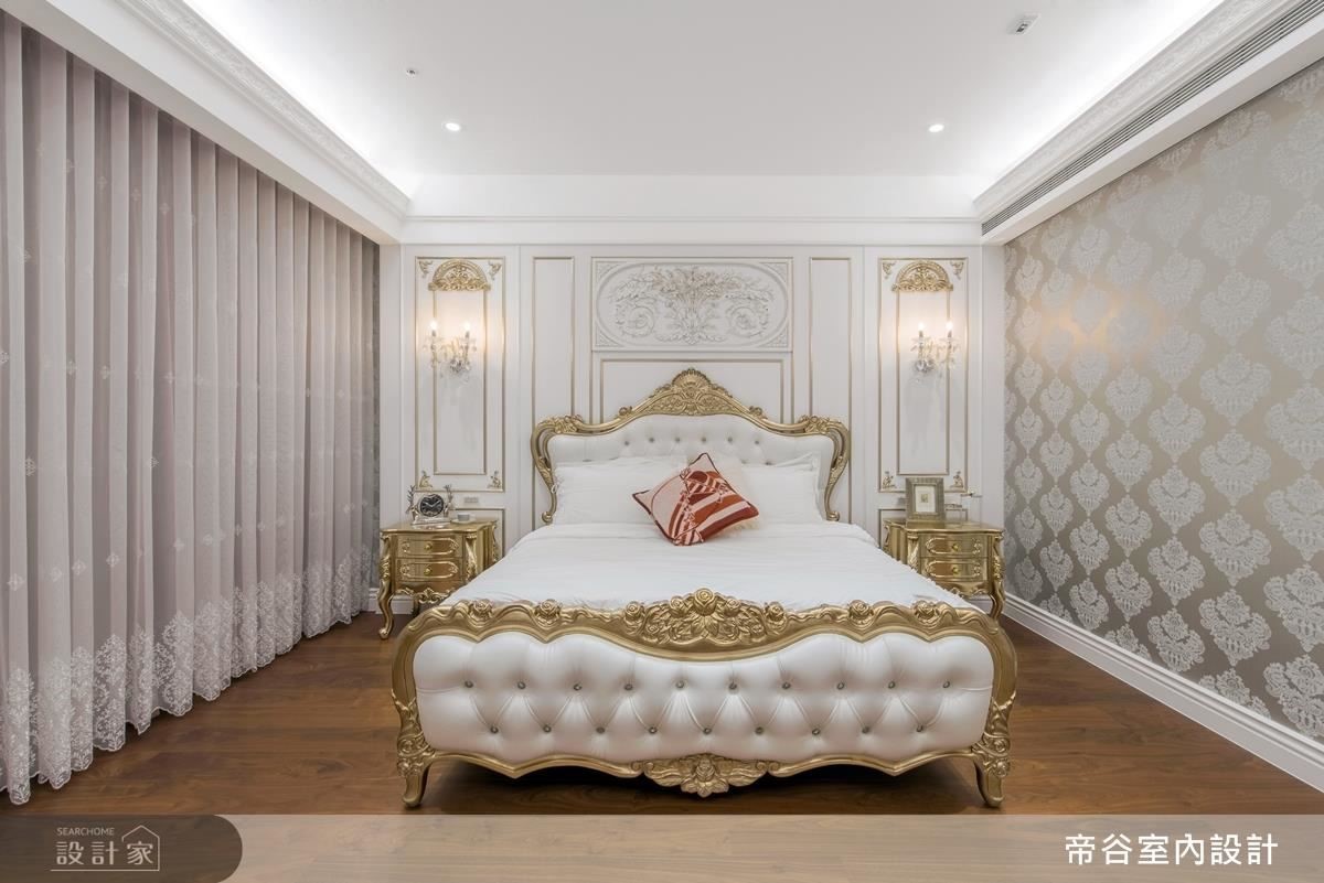 主臥室床頭倚著描金背牆，注入空間奢華宮殿氣息。