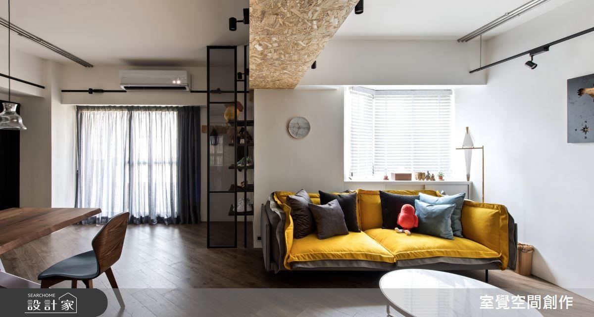 客廳以鮮豔黃色沙發單品，構築空間視覺亮點。