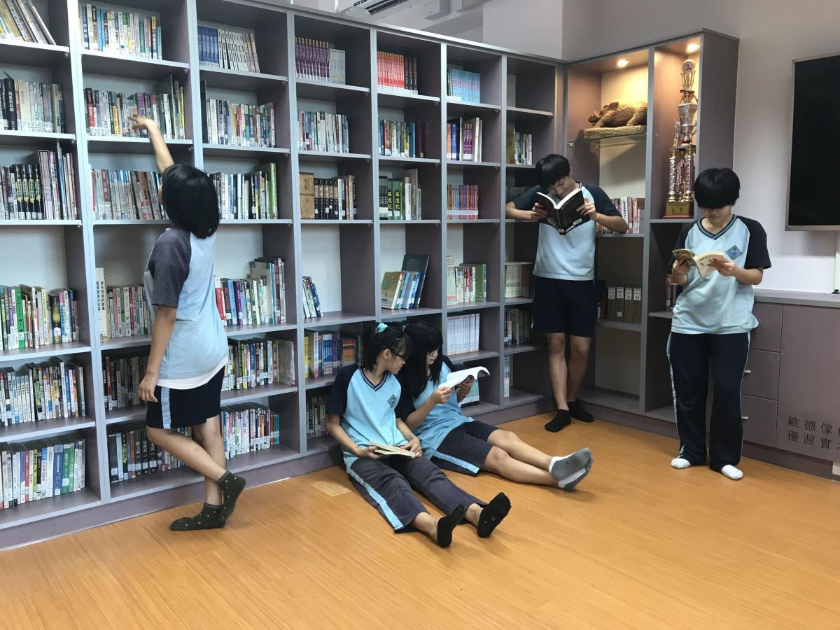 學生們沉浸在歐德集團以環保健康綠建材打造的「幸福圖書館」，快樂閱讀。
