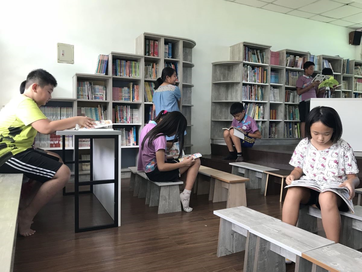 學生使用「幸福圖書館」實景。