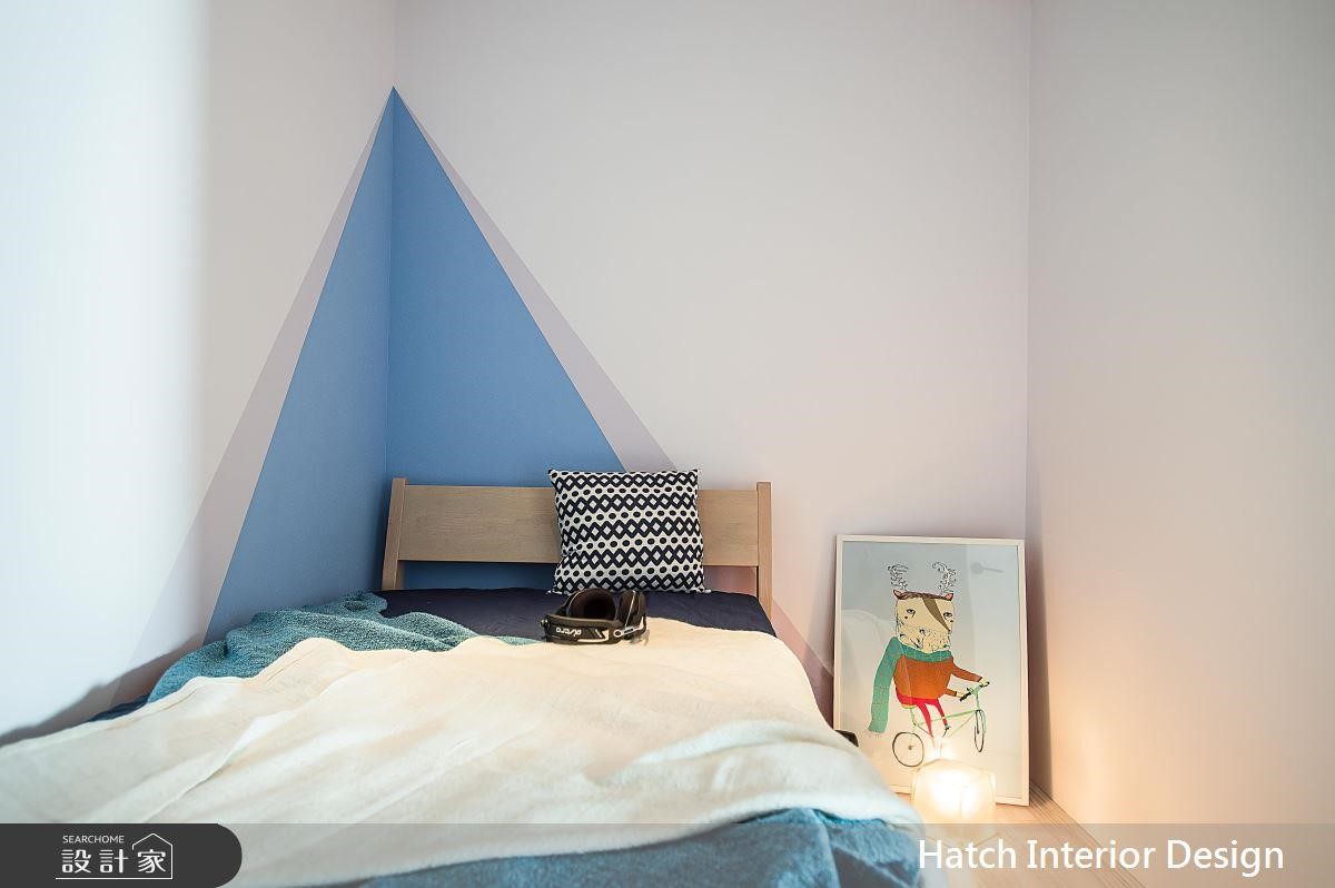 在床頭及牆面的轉角處，畫上一塊藍色三角，營造帳棚的意象，簡單的色塊，實現小孩對於秘密基地的想像。>>看完整圖庫