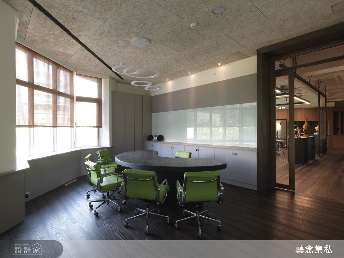男屋主的辦公室也是以「圓」為主體，包含吊燈與會議桌，而天花板運用回收材料，與綠色單椅搭配，自然而不做作。