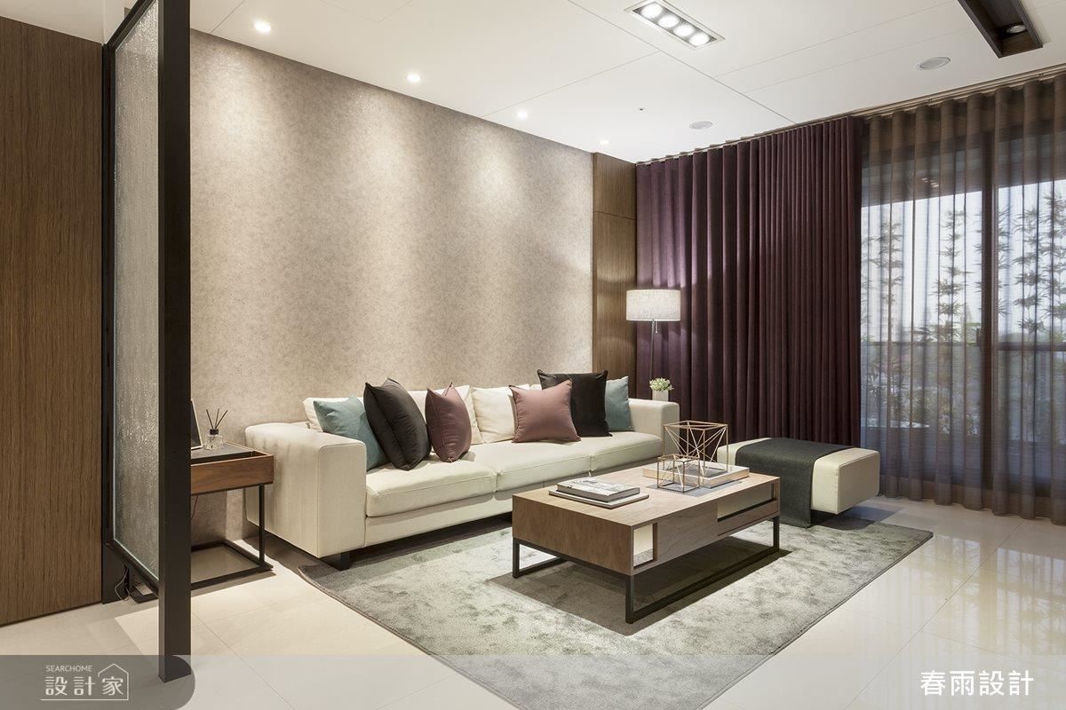 沙發區藉由淺色調緩和深色空間的沉重感，同時堆砌出家中的溫馨氛圍。