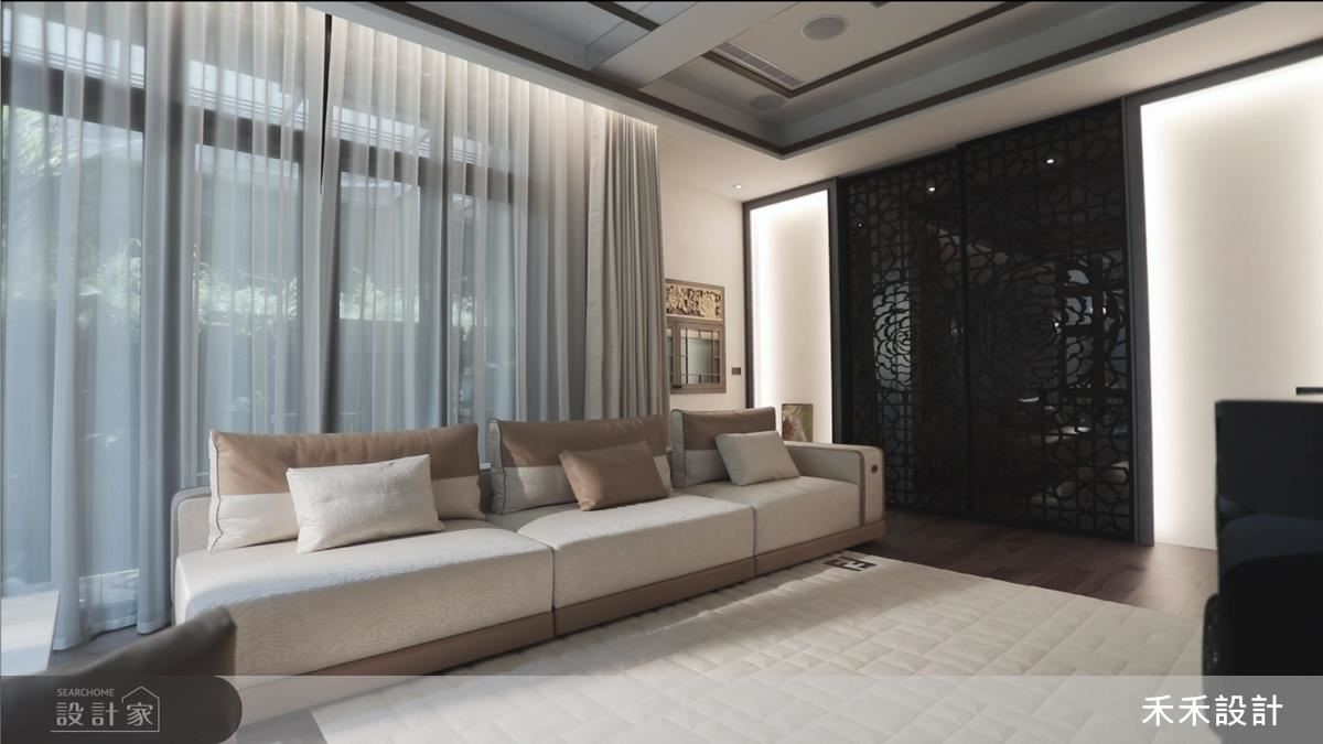 客廳藉由玻璃拉門區分場域，也締造中式底蘊景致。