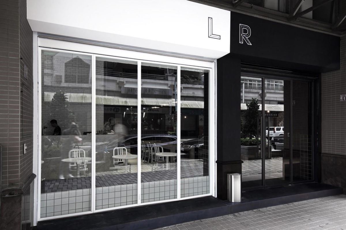 店面外觀以簡約黑白雙色凸顯空間獨特性，並運用通透玻璃窗面，使往返行人清楚看到內部用餐氛圍，巧妙拉近餐廳與外界距離。