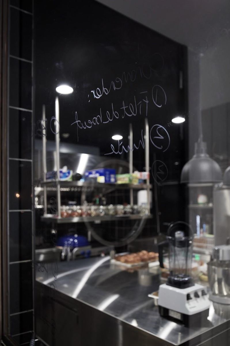 半開放廚房空間以玻璃隔間，使用餐顧客看見主廚專業，安心享受美味餐點。