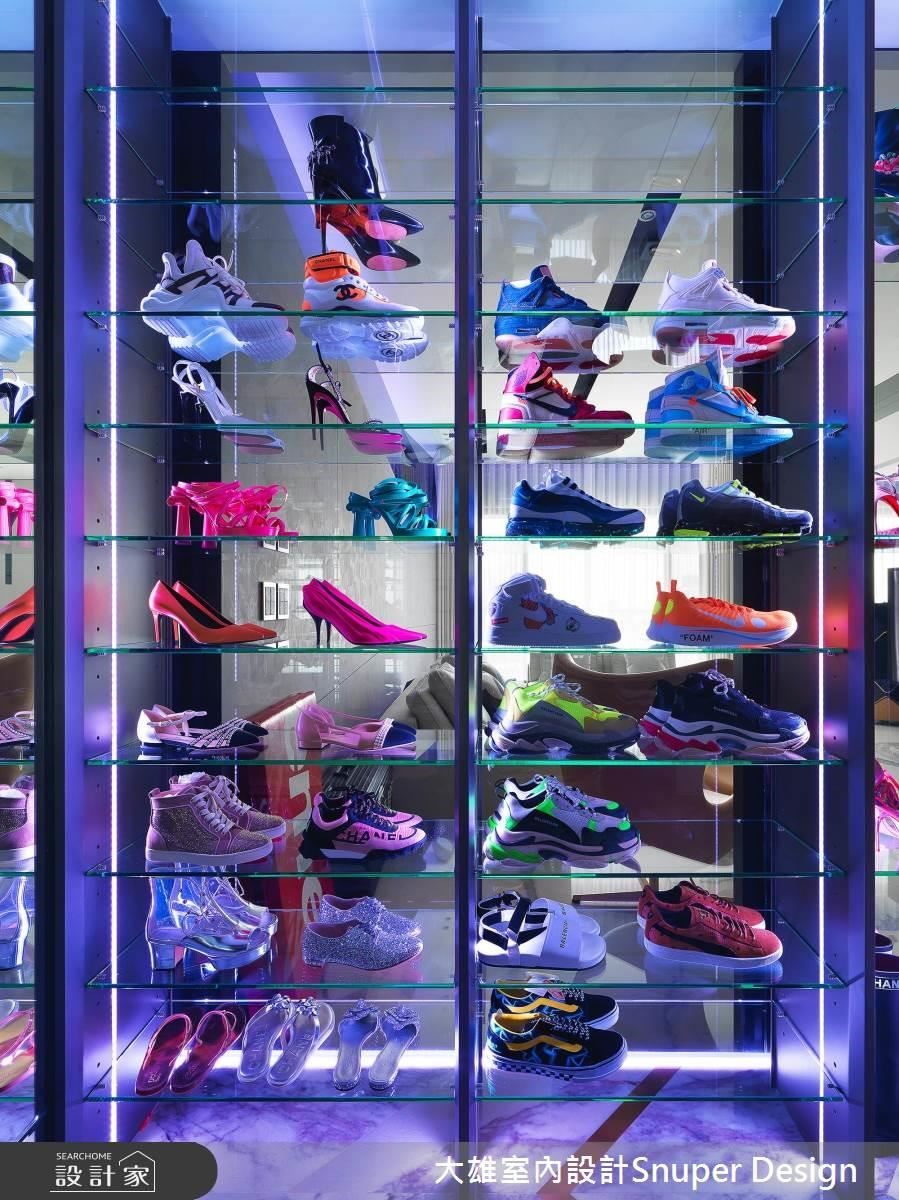 玄關鞋室以玻璃鋪陳空間穿透感，並運用多彩智能光帶，變換空間炫目層次，使每雙鞋款成為空間的最佳展示藝術。