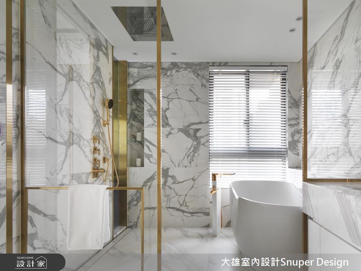 主浴牆面以精選石材紋理營造空間的氣派感，並以金色框邊構築綺麗視覺效果。
