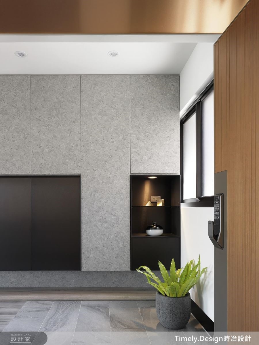 玄關櫃體以鐵件與淺色立面的結合打造層次感，兼具收納及美觀效果。
