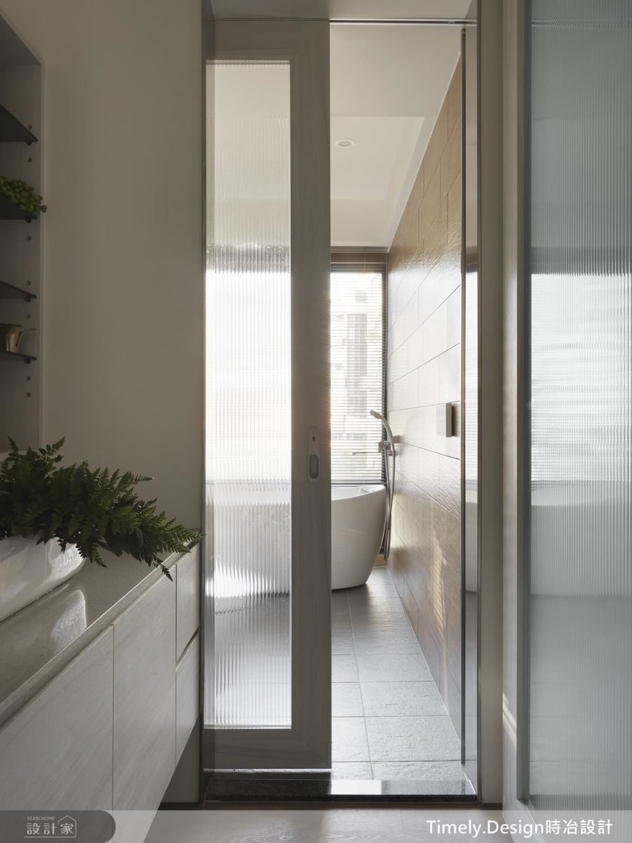 走進浴室前的過道為屋主的梳妝區，設計師企圖將動線延伸向外，增加使用上的舒適順暢。