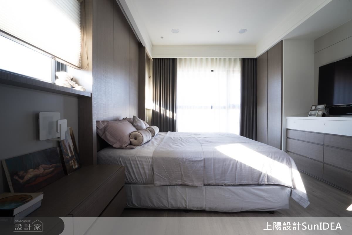 床頭櫃以加框設計，截斷日光照射角度，讓人窩進好眠的溫暖空間。