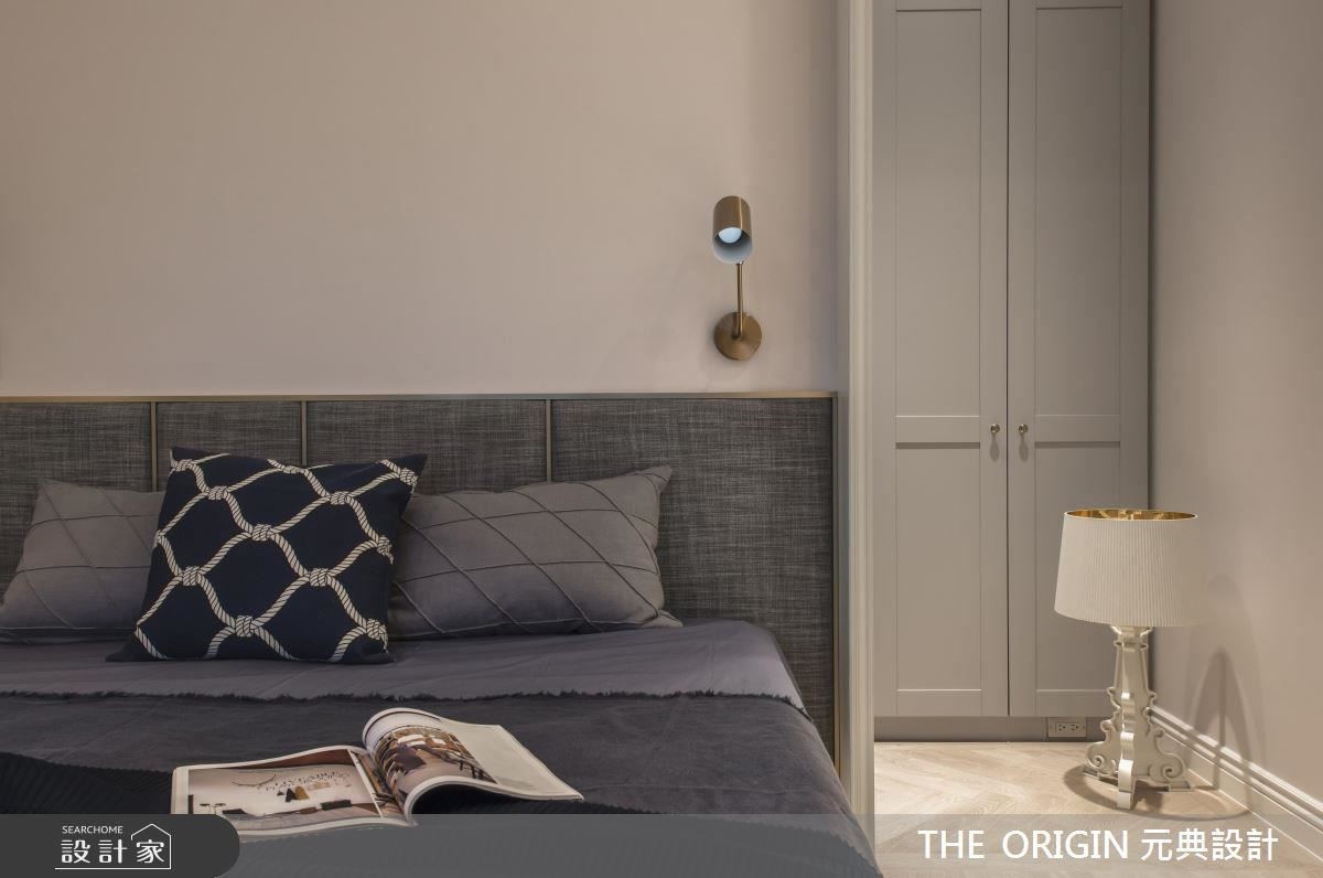 主臥床頭以金色壁燈規劃，提升睡眠場域的精緻質感。