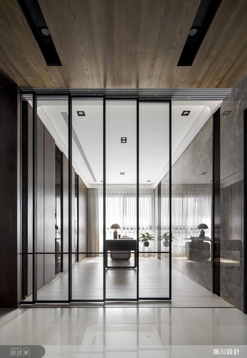 書房藉由玻璃拉門設計，使光線能自由流淌於空間。