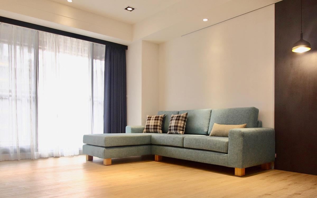 訂製水咚咚沙發 2.5L，貴妃椅加深，使用湖水綠色調的仿亞麻布料，適合小坪數客廳。