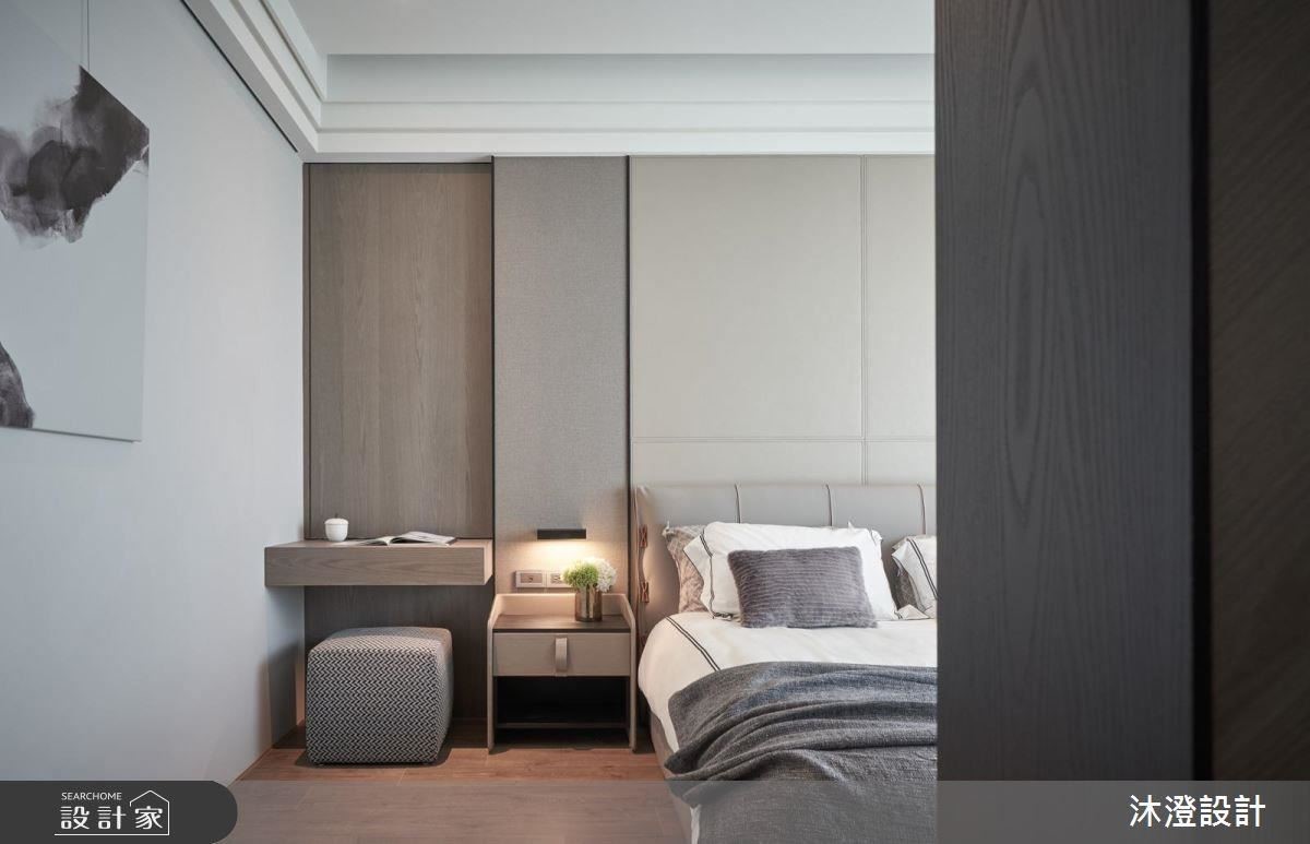 主臥房床頭背牆以馬鞍皮及皮革點綴灰色牆面，營造時尚飯店風的舒適豪華感。