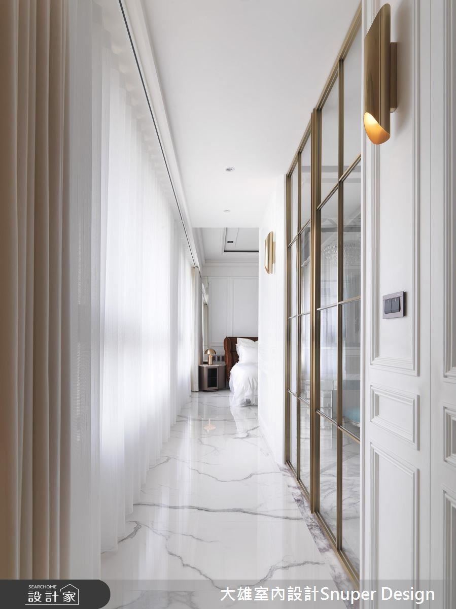 更衣室的門口宛如公私領域的中介，以白、金構成的立面，綻放新古典與潮流接軌的時尚切面。