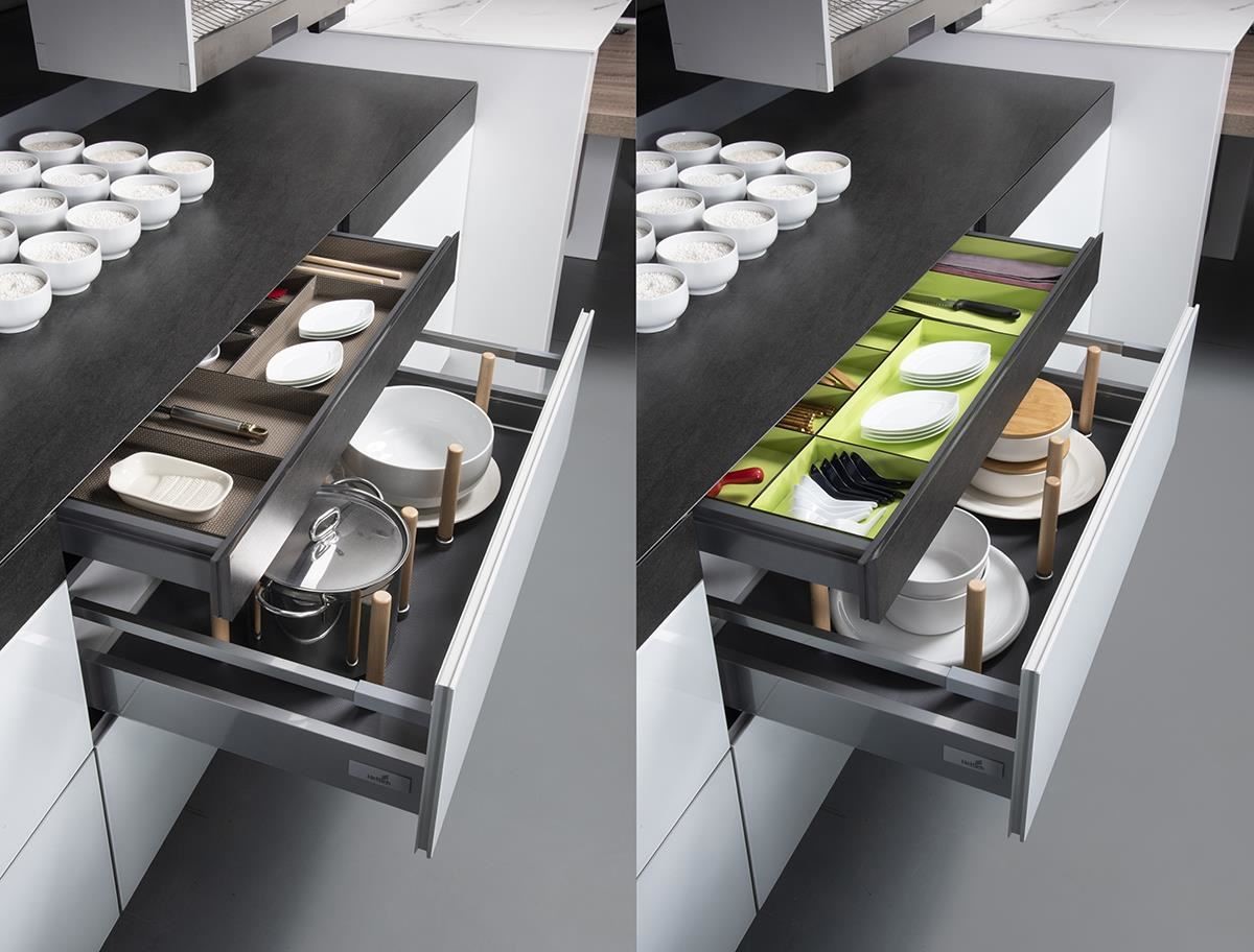 外觀看似超厚檯面，其實內含隱形抽屜，不僅發揮廚具收納量身訂製的強項，更將最新設計趨勢引進設計中。