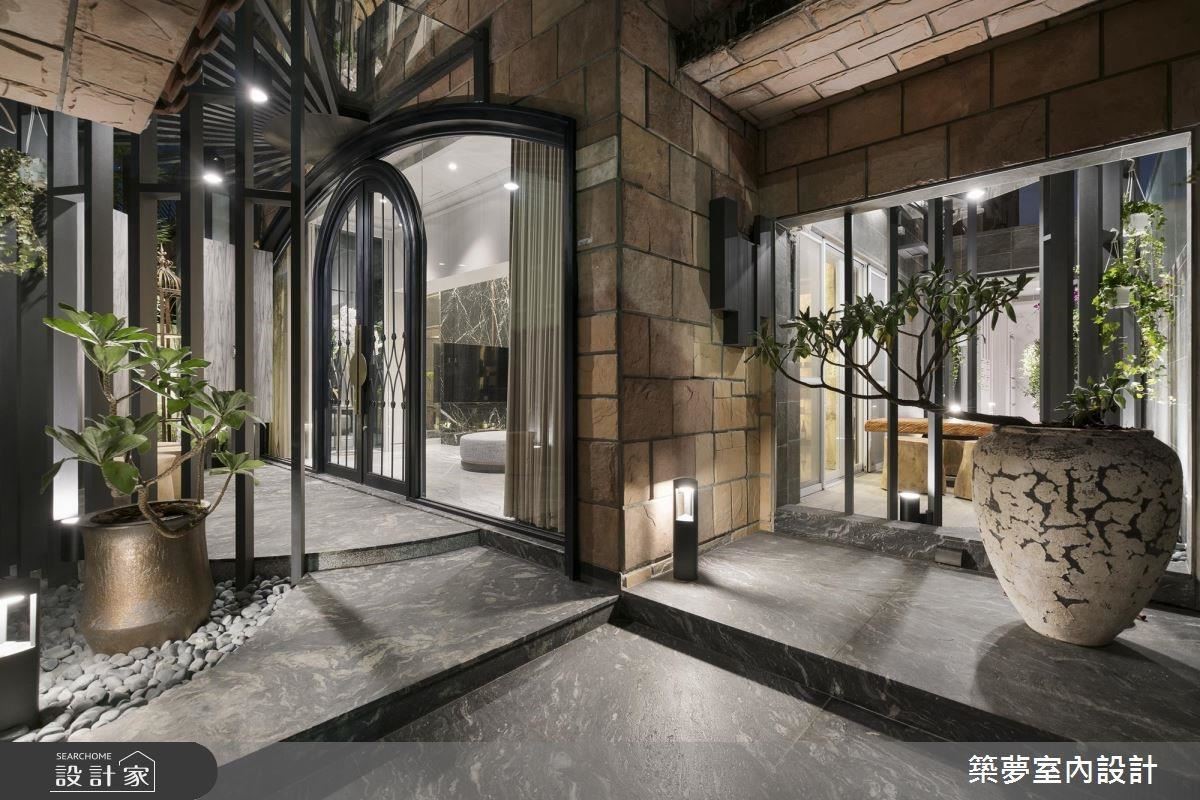 以現代鐵件格柵與城堡建築外觀呼應,讓新舊並陳,風格融合。 以現代鐵件格柵與城堡建築外觀呼應,讓新舊並陳,風格融合。