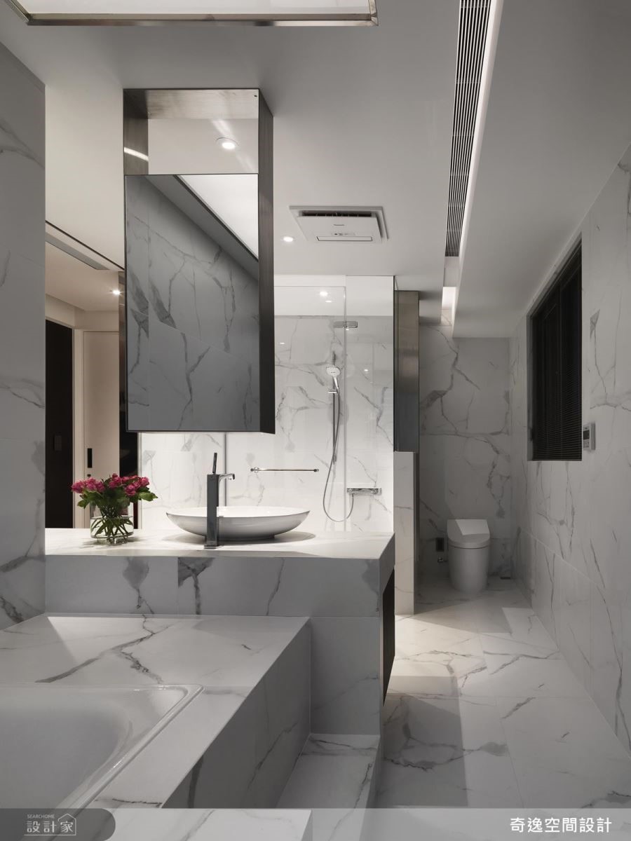 浴室以精細的義大利石材填縫膠工法，半圓型的填補在使用上帶來圓潤且安心的質感。
