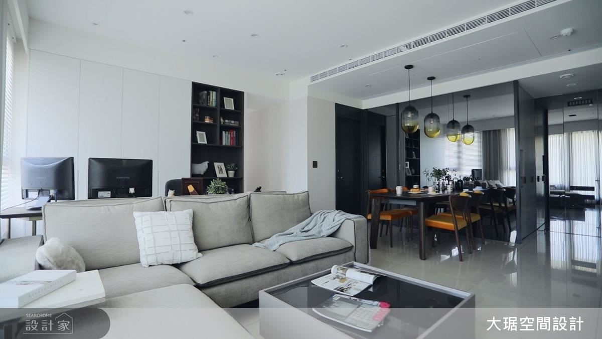 設計師選用淺棕色系沙發，呼應客廳休閒而自然的放鬆氛圍。