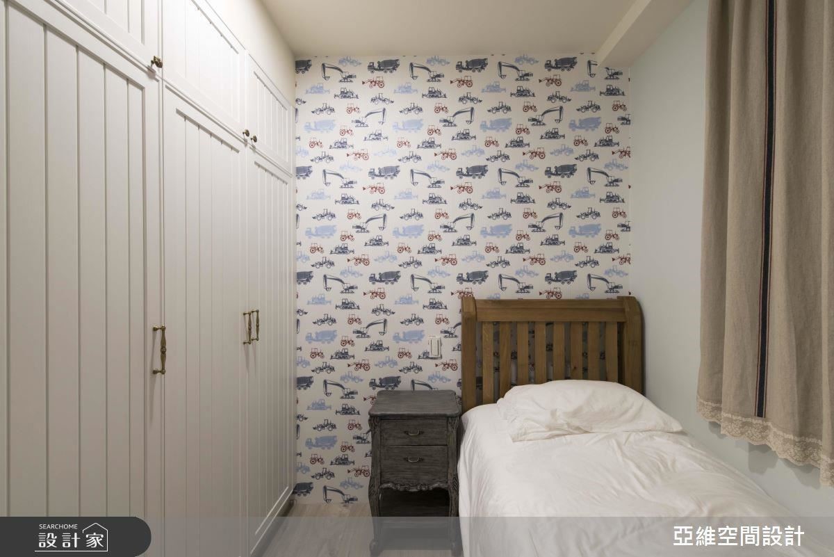 次臥房以壁紙鋪陳，為空間帶來畫龍點睛之效果。